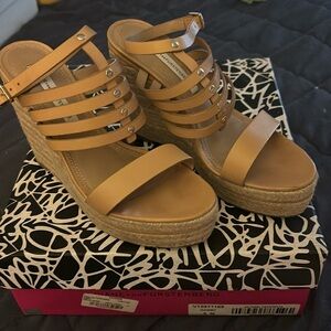 EUC Diane von Furstenberg, size 6, tan